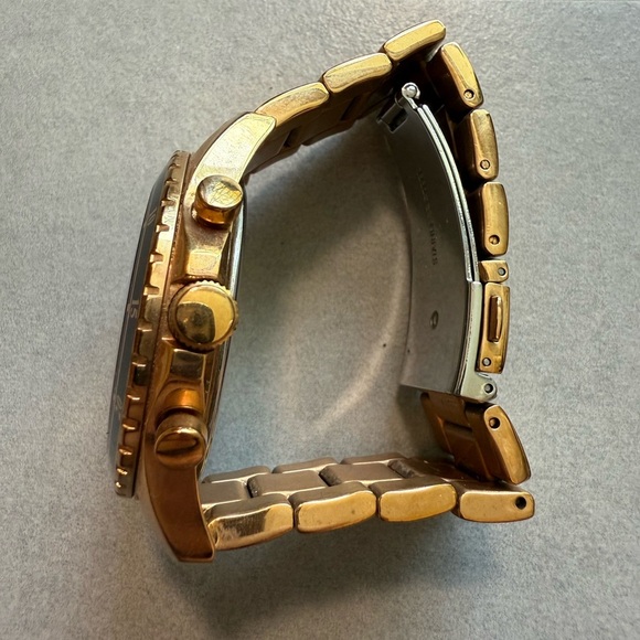 GUESS Gold and Black dial Women's Watch W0639L2 - Picture 6 of 8